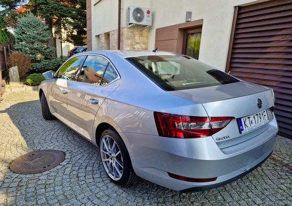 Skoda Superb cena 57900 przebieg: 277631, rok produkcji 2015 z Tarnów małe 106